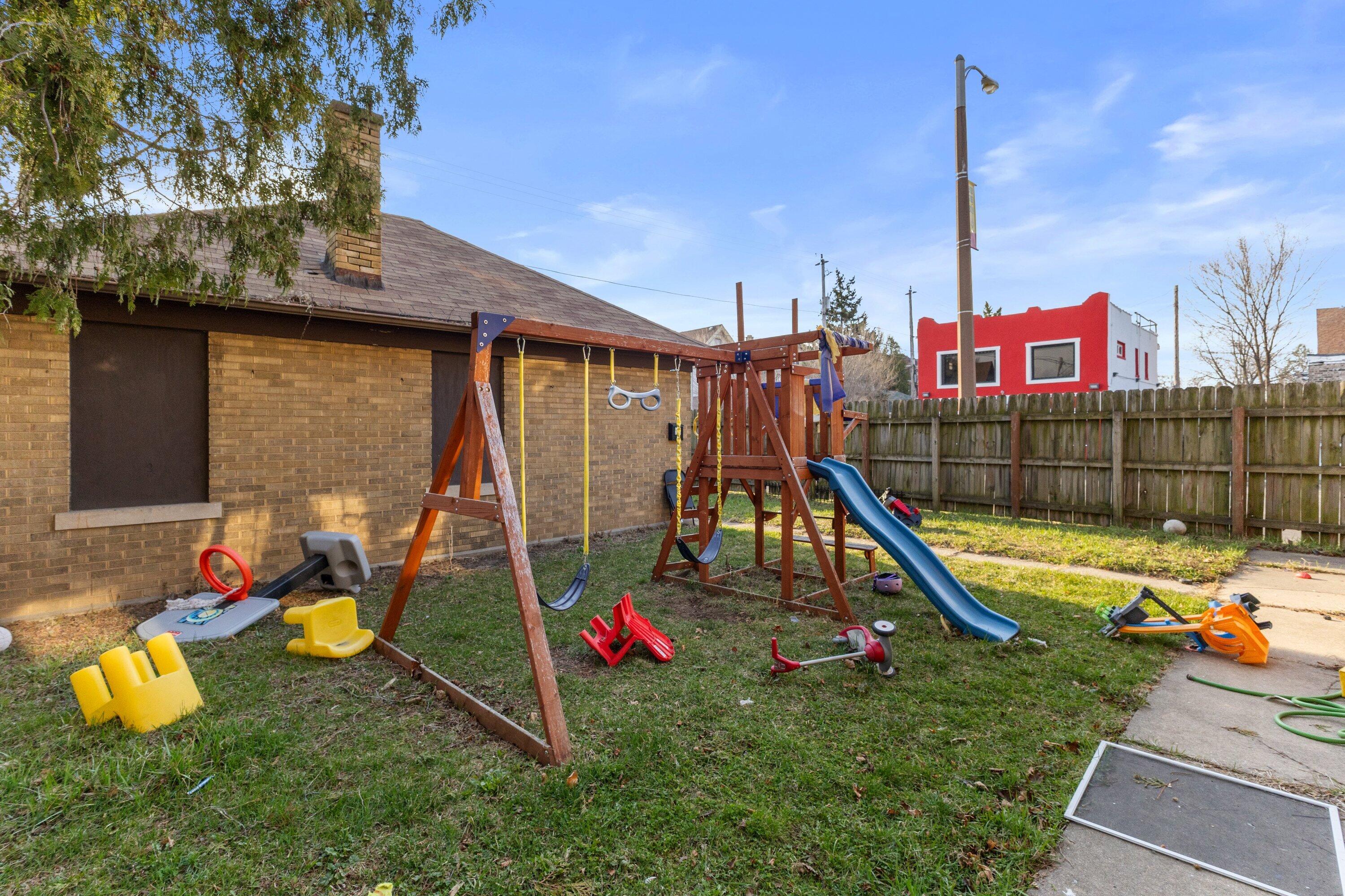 2704 North 46th Street Milwaukee, WI 53210 - Photo 22 of 29 Fenced in yard