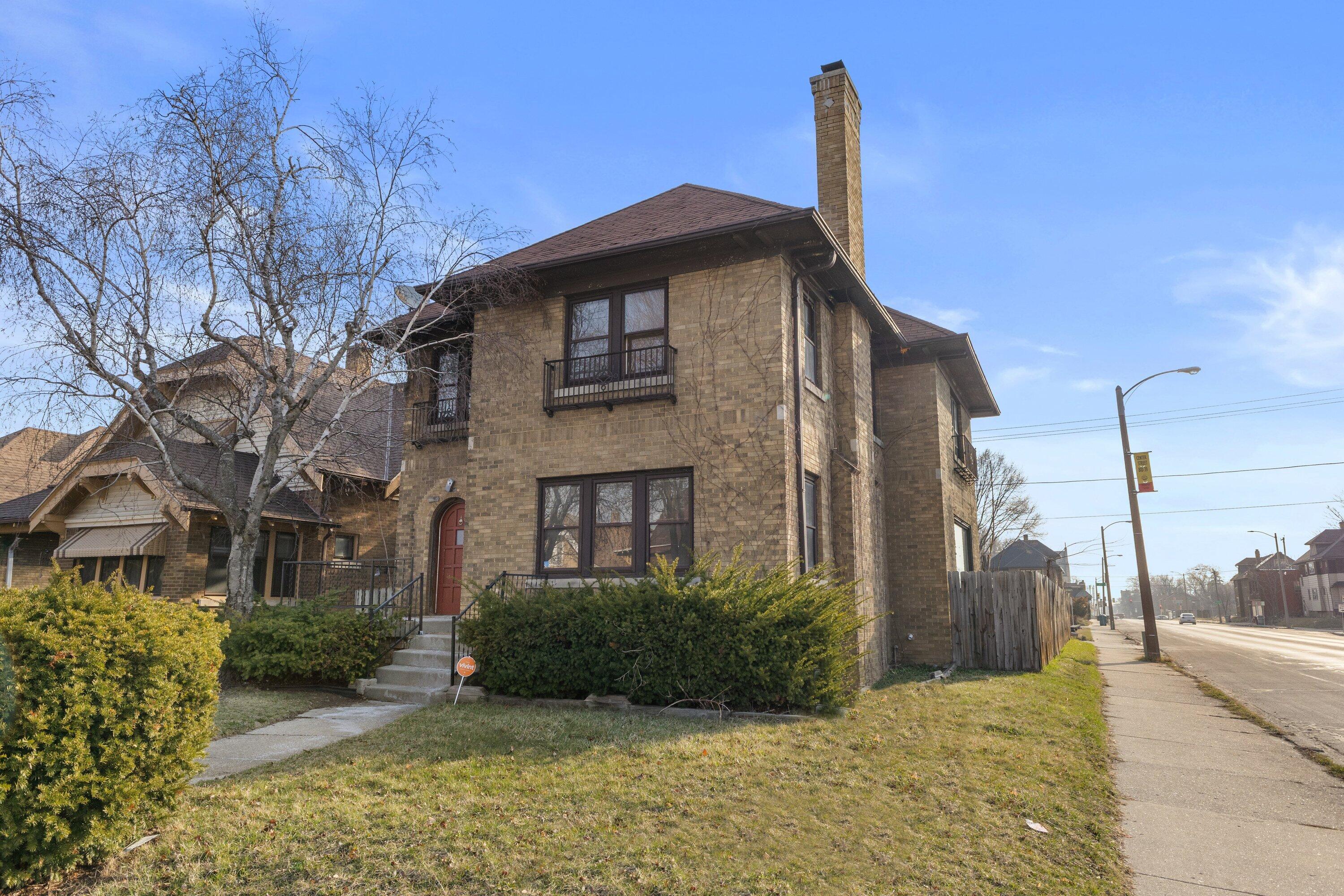 2704 North 46th Street Milwaukee, WI 53210 - Photo 3 of 29 Front 3