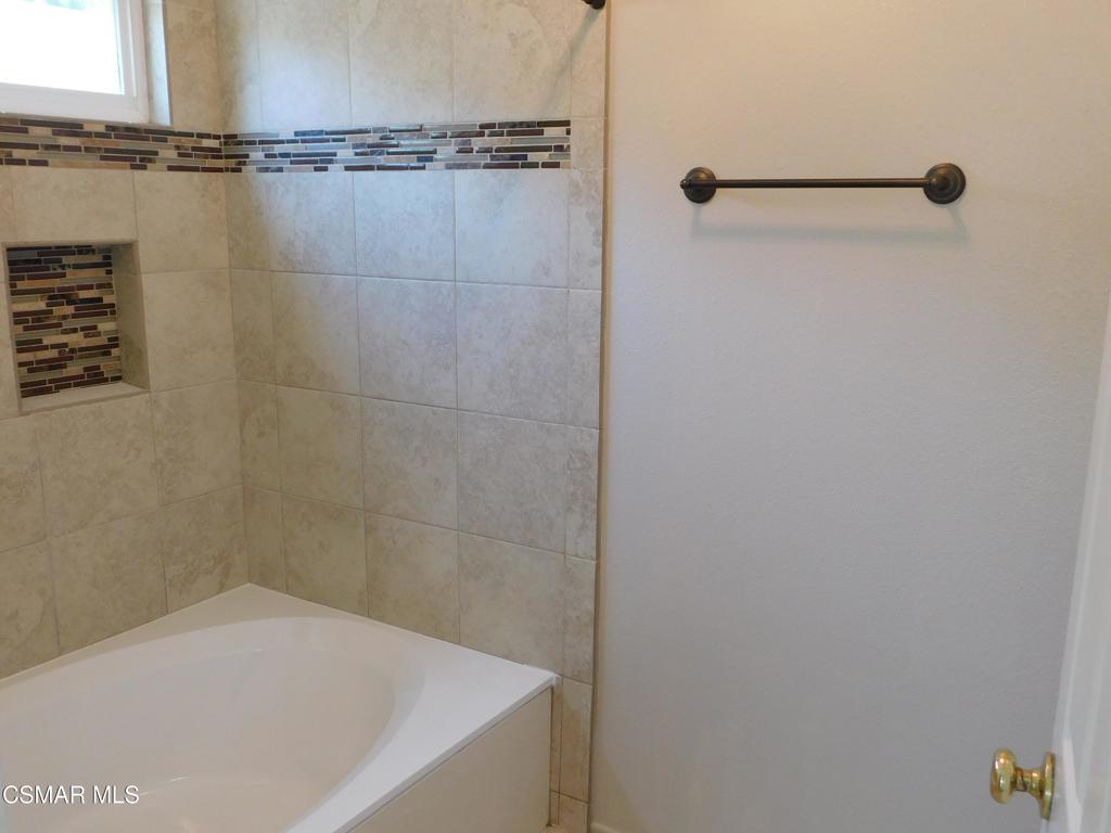 559 Stoney Peak Court Simi Valley, CA 93065 - Photo 33 of 62 a bathroom with a bathtub