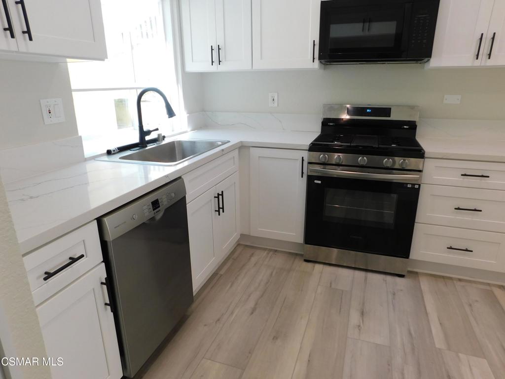 559 Stoney Peak Court Simi Valley, CA 93065 - Photo 5 of 62 a kitchen with a sink stove and cabinets