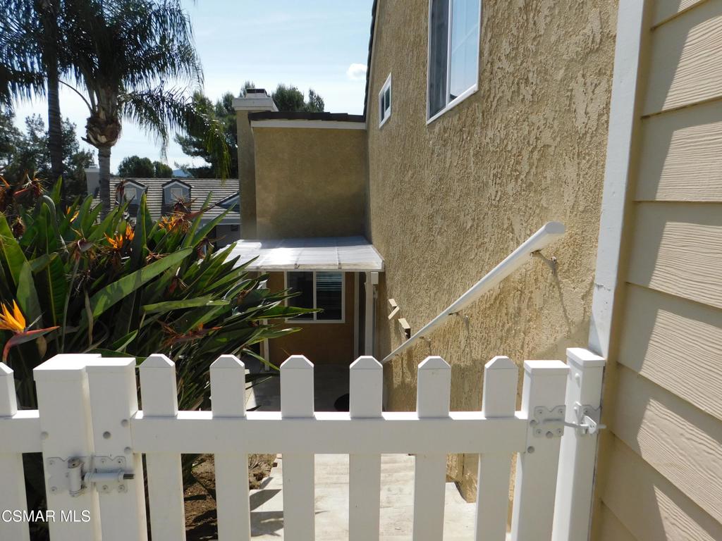559 Stoney Peak Court Simi Valley, CA 93065 - Photo 56 of 62 a front view of a house with a yard