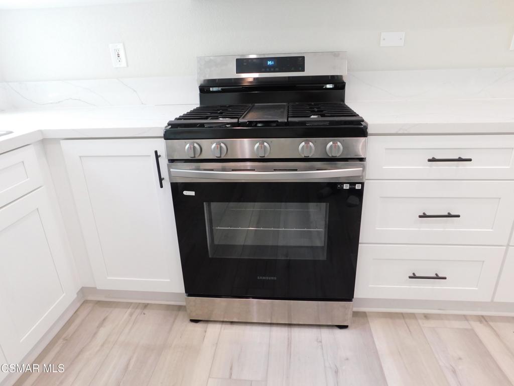 559 Stoney Peak Court Simi Valley, CA 93065 - Photo 6 of 62 a stove top oven sitting inside of a kitchen