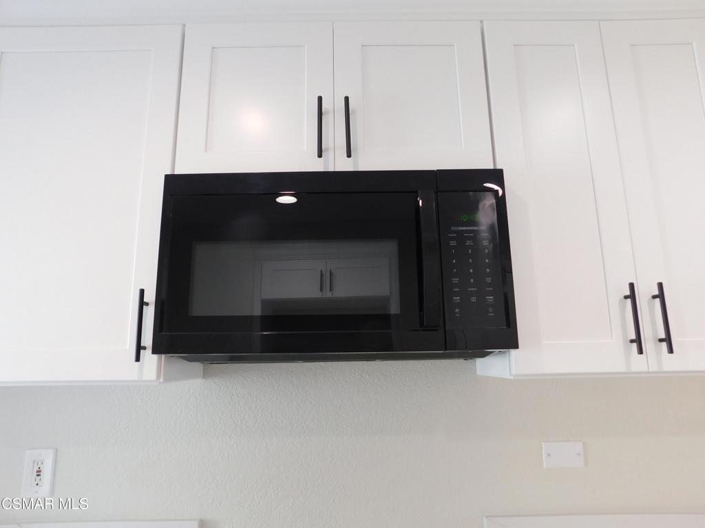 559 Stoney Peak Court Simi Valley, CA 93065 - Photo 7 of 62 a view of kitchen with cabinets and window