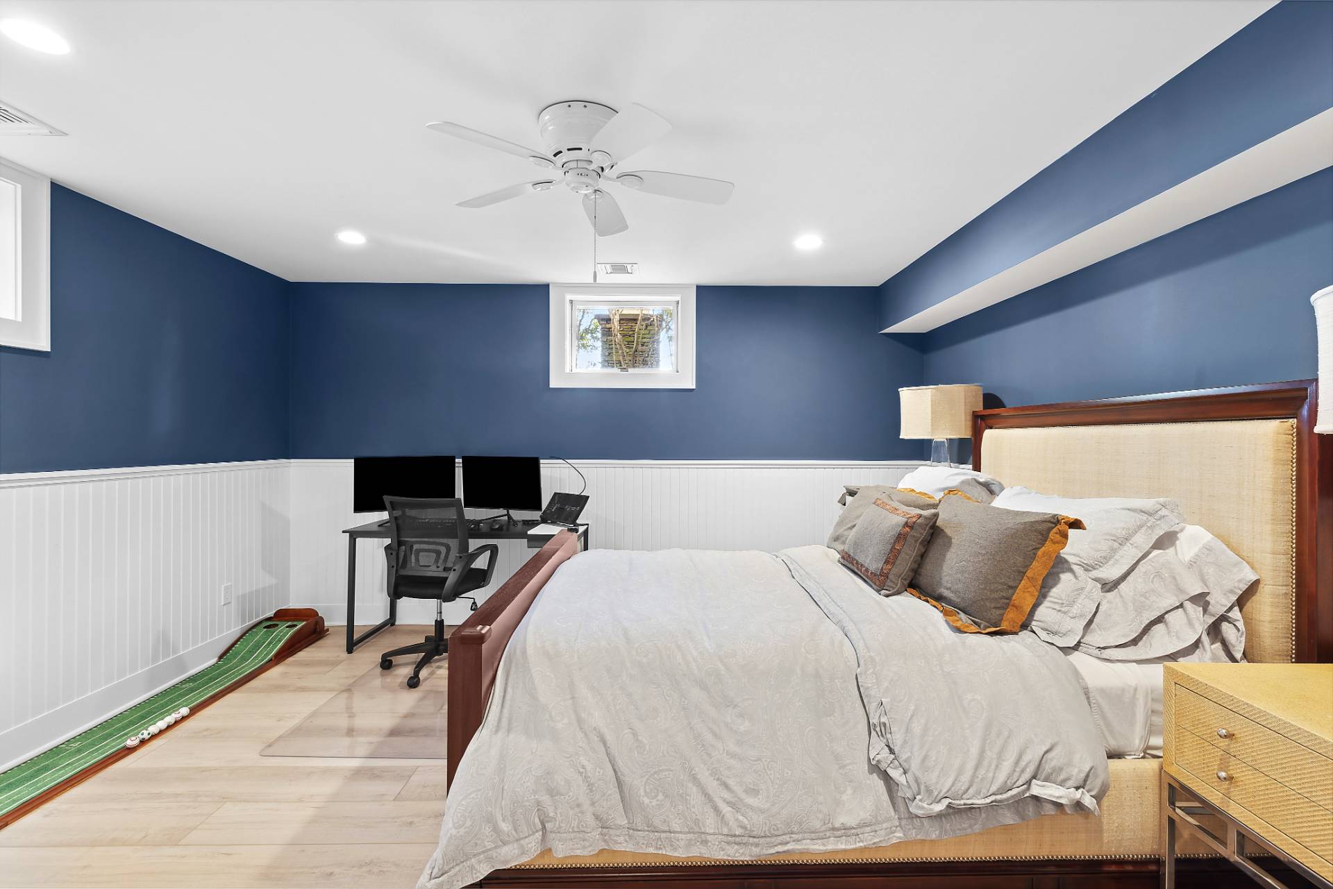 23 Sycamore Lane Montauk, NY 11954 - Photo 23 of 33 a bedroom with a bed and lamp