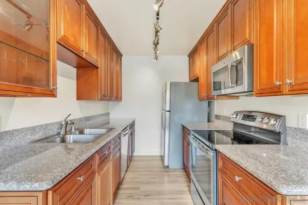 $2,600 | 8640 Via Mallorca, Unit E, La Jolla, CA 92037