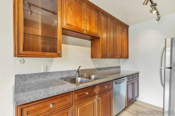 $2,600 | 8640 Via Mallorca, Unit E, La Jolla, CA 92037