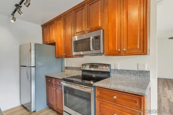 $2,600 | 8640 Via Mallorca, Unit E, La Jolla, CA 92037