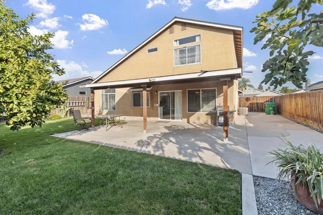 a view of a yard in front of house