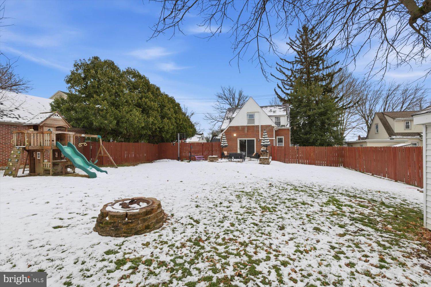 845 Paramount Avenue Lancaster, PA 17602 - Photo 48 of 49 a view of a backyard with a large tree