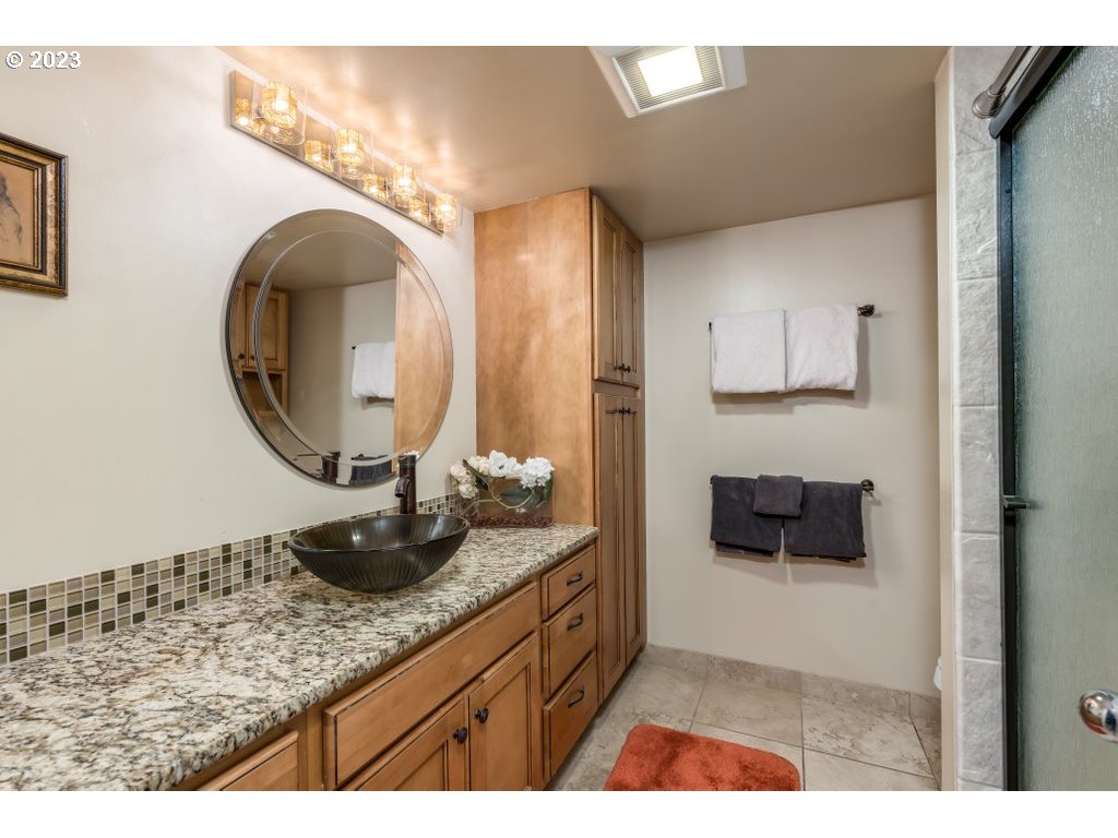 6645 West Burnside Road, Unit 521 Portland, OR 97225 - Photo 18 of 37 Bathroom, Attached
