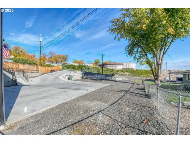 a picture of a wall with a white wall and a white wall