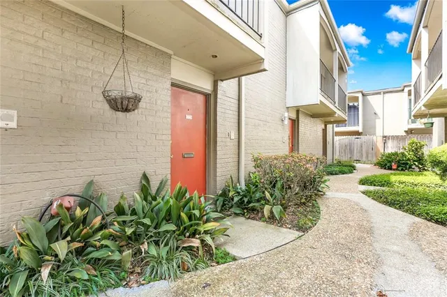 $2,000 | 1622 Napoleon Avenue, New Orleans, LA 70115