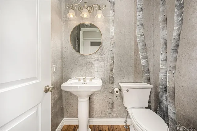 en empty room with windows and closet