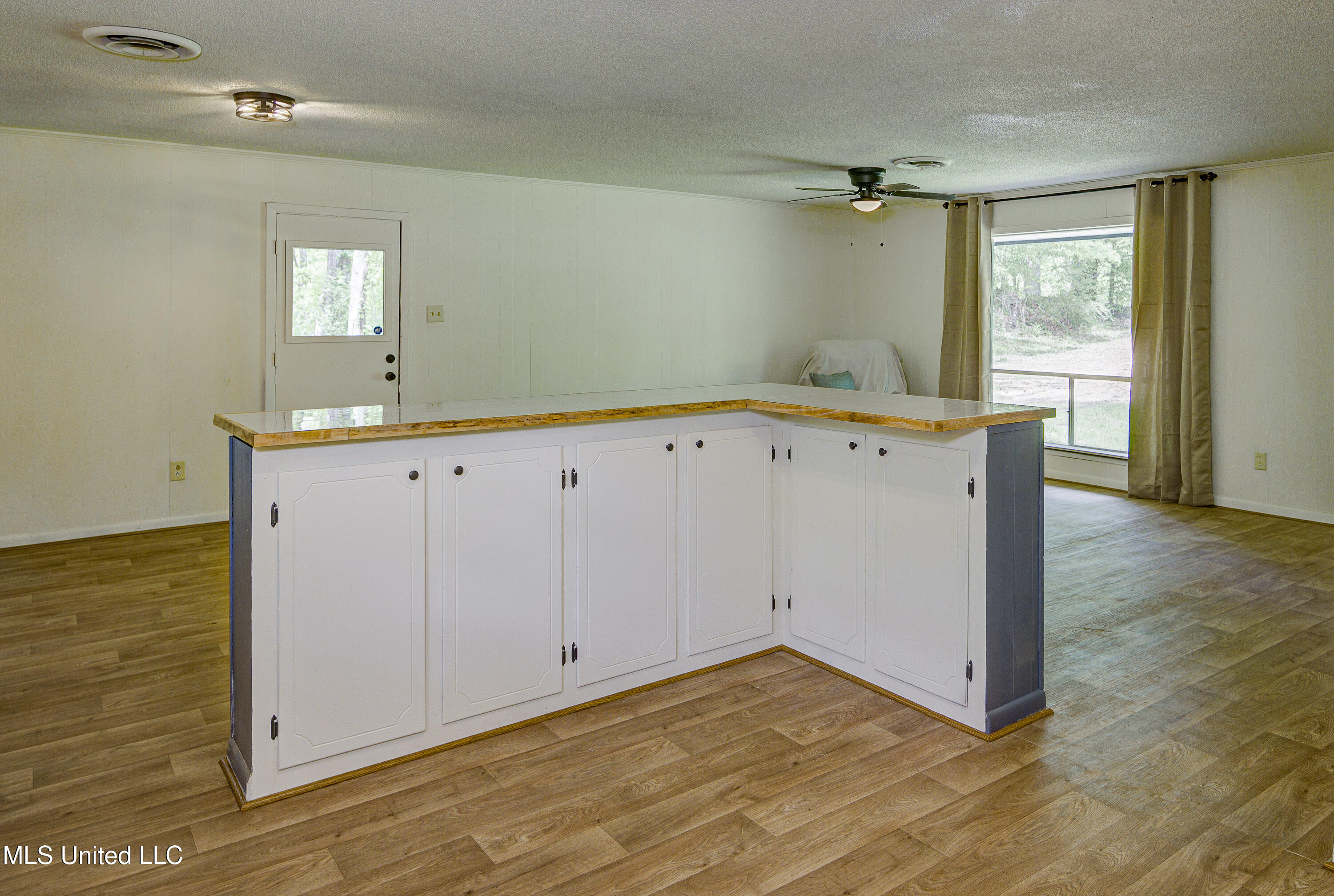 5400 Jeff Davis Road Vicksburg, MS 39180 - Photo 11 of 20 Kitchen Island
