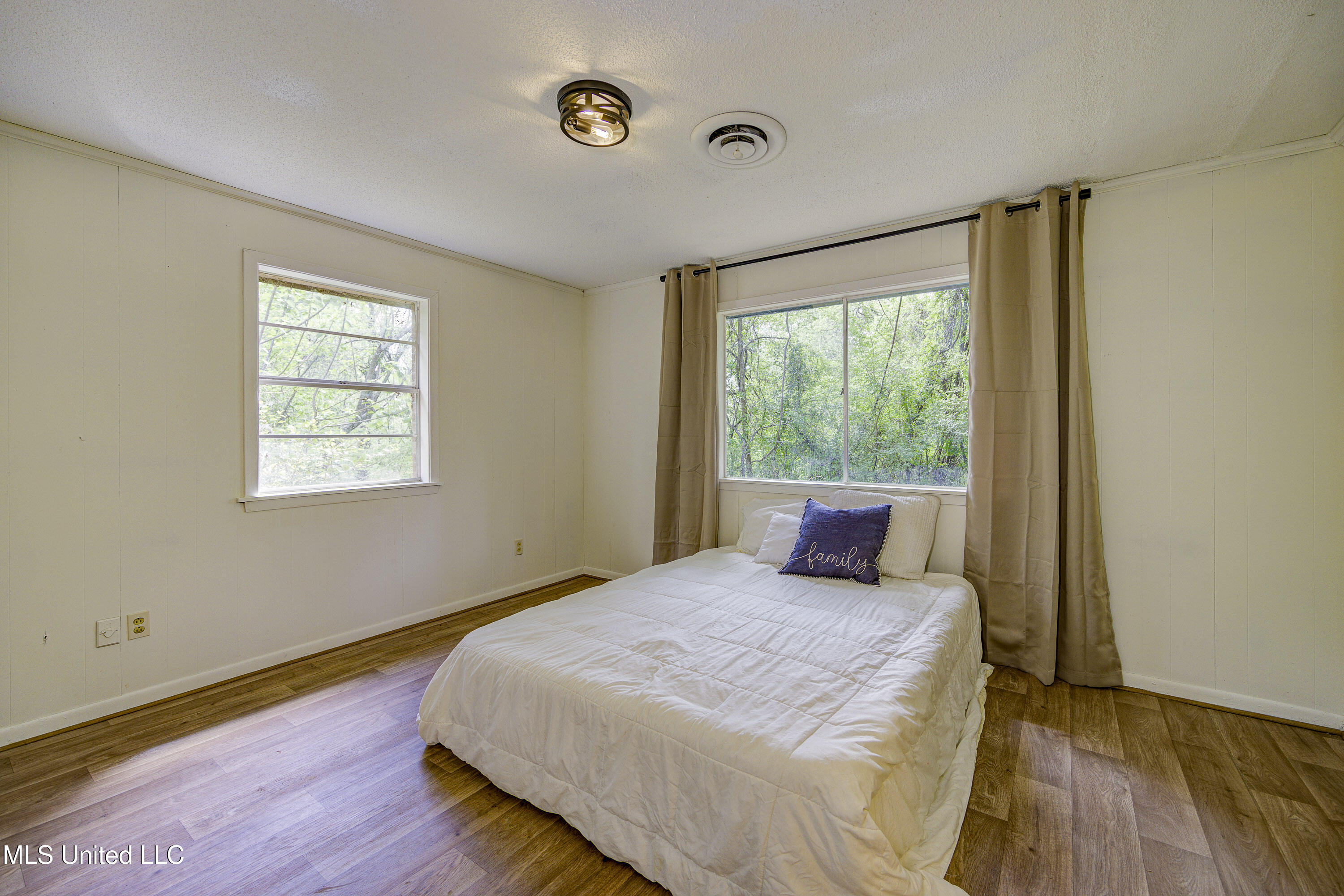 5400 Jeff Davis Road Vicksburg, MS 39180 - Photo 12 of 20 Primary Bedroom 1