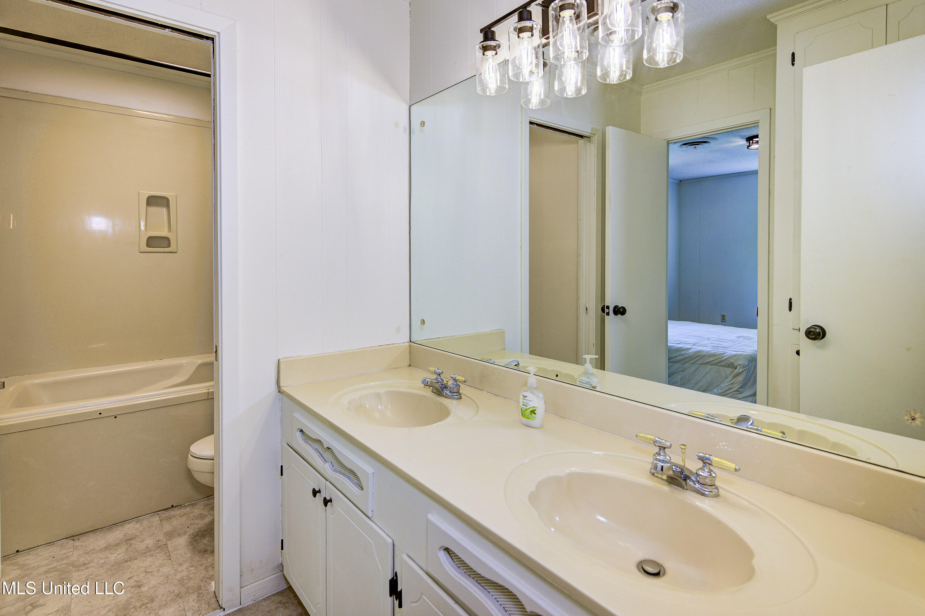 5400 Jeff Davis Road Vicksburg, MS 39180 - Photo 14 of 20 Bathroom 1