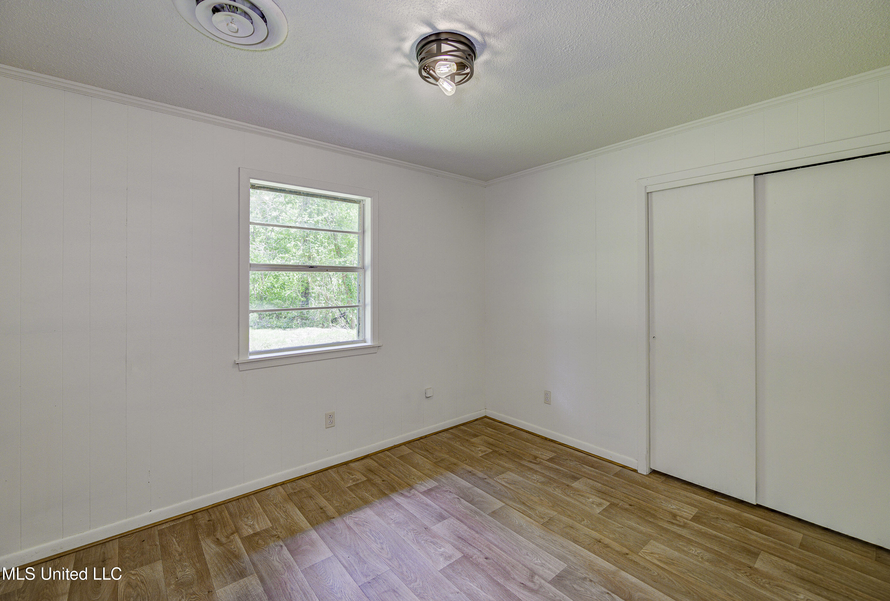 5400 Jeff Davis Road Vicksburg, MS 39180 - Photo 16 of 20 Third Bedroom