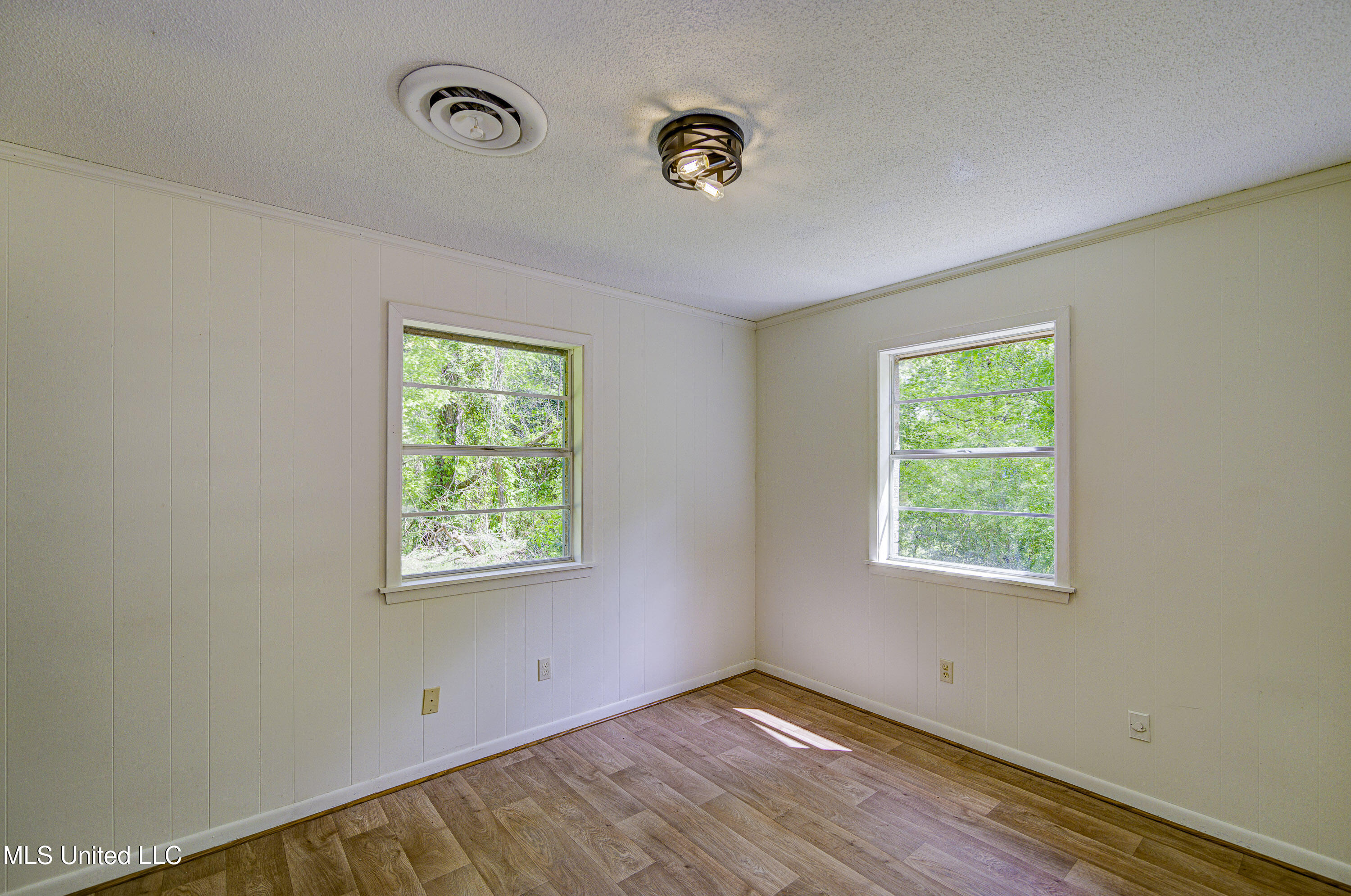 5400 Jeff Davis Road Vicksburg, MS 39180 - Photo 17 of 20 Second Bedroom