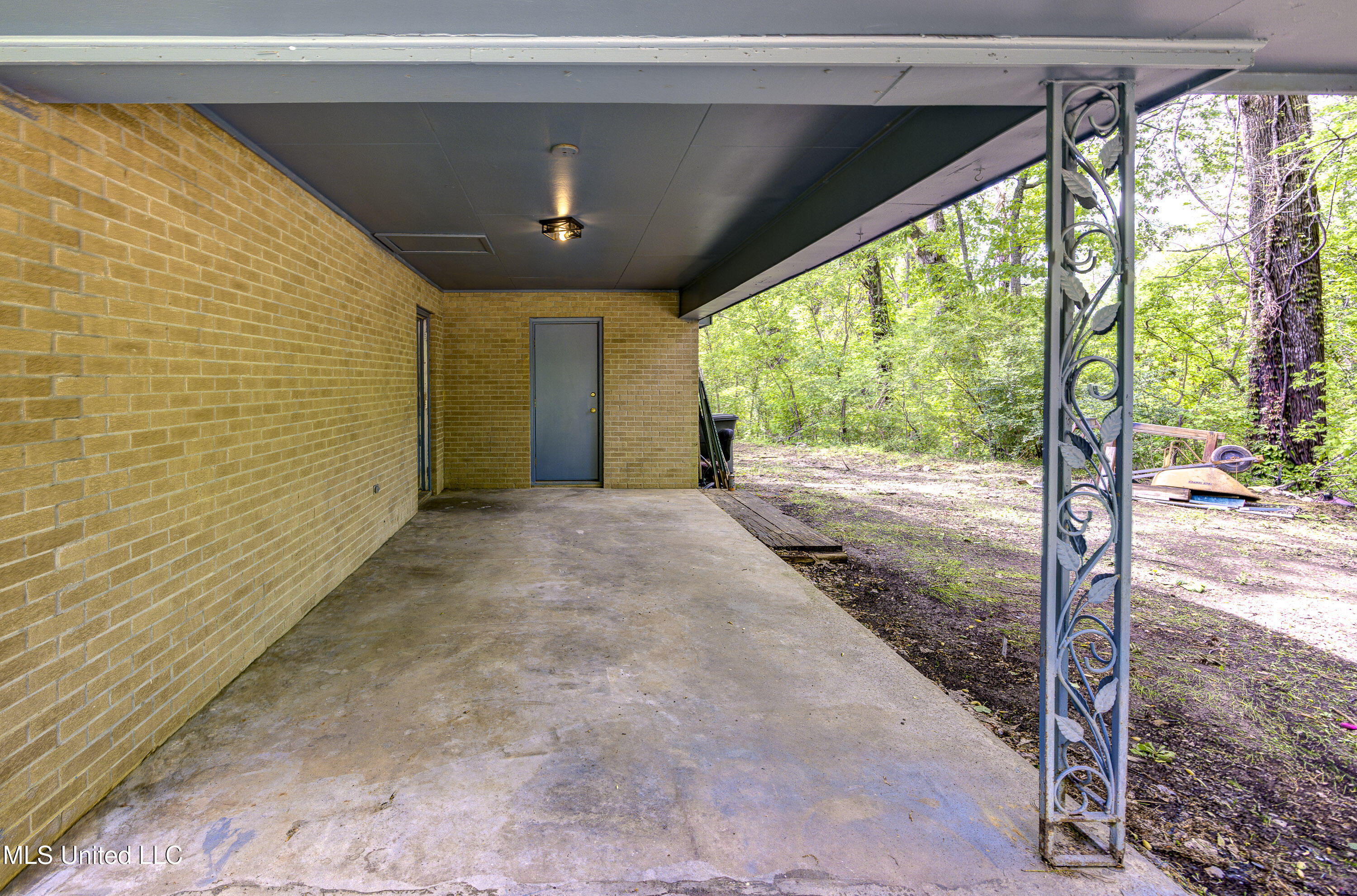 5400 Jeff Davis Road Vicksburg, MS 39180 - Photo 20 of 20 Carport