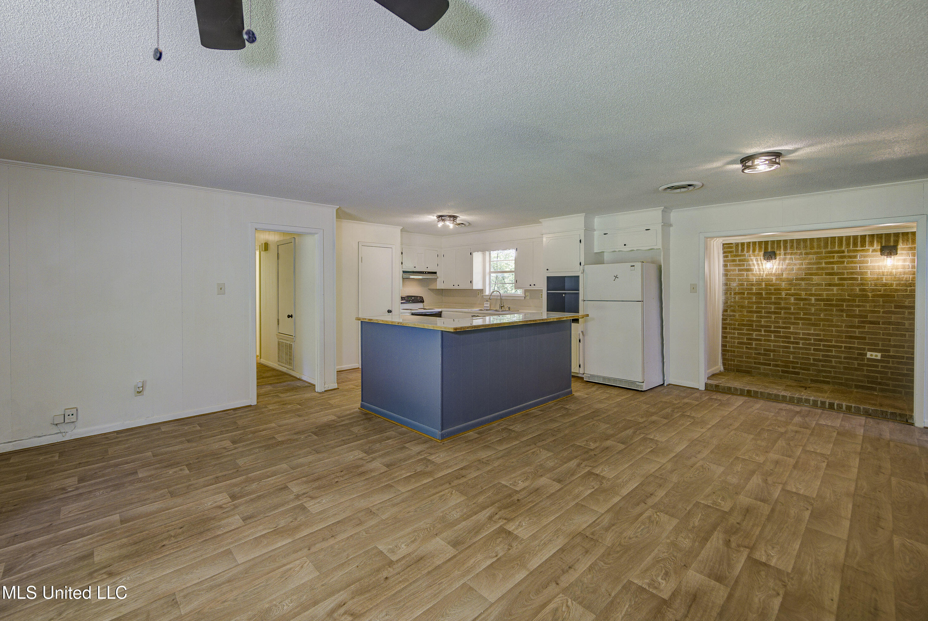 5400 Jeff Davis Road Vicksburg, MS 39180 - Photo 3 of 20 Living Room 3 and Kitchen