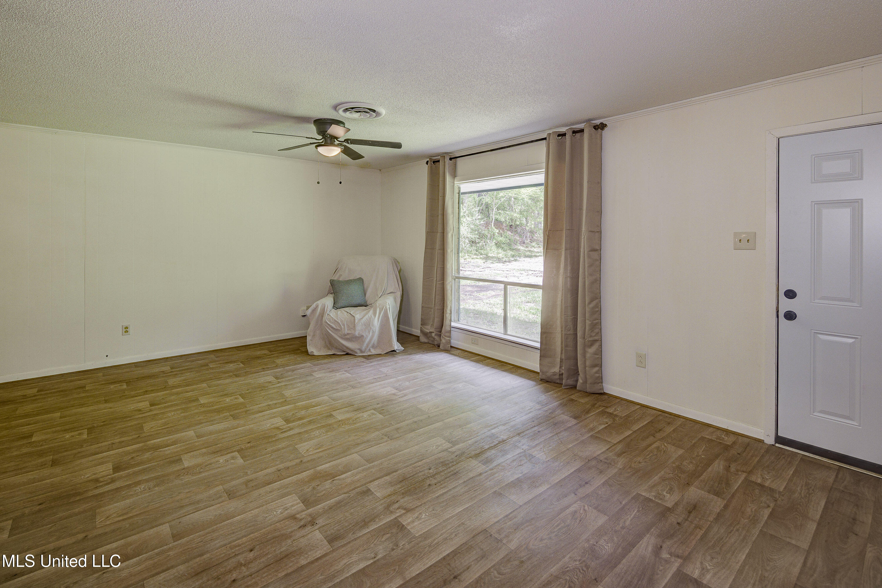 5400 Jeff Davis Road Vicksburg, MS 39180 - Photo 4 of 20 Living Room 1