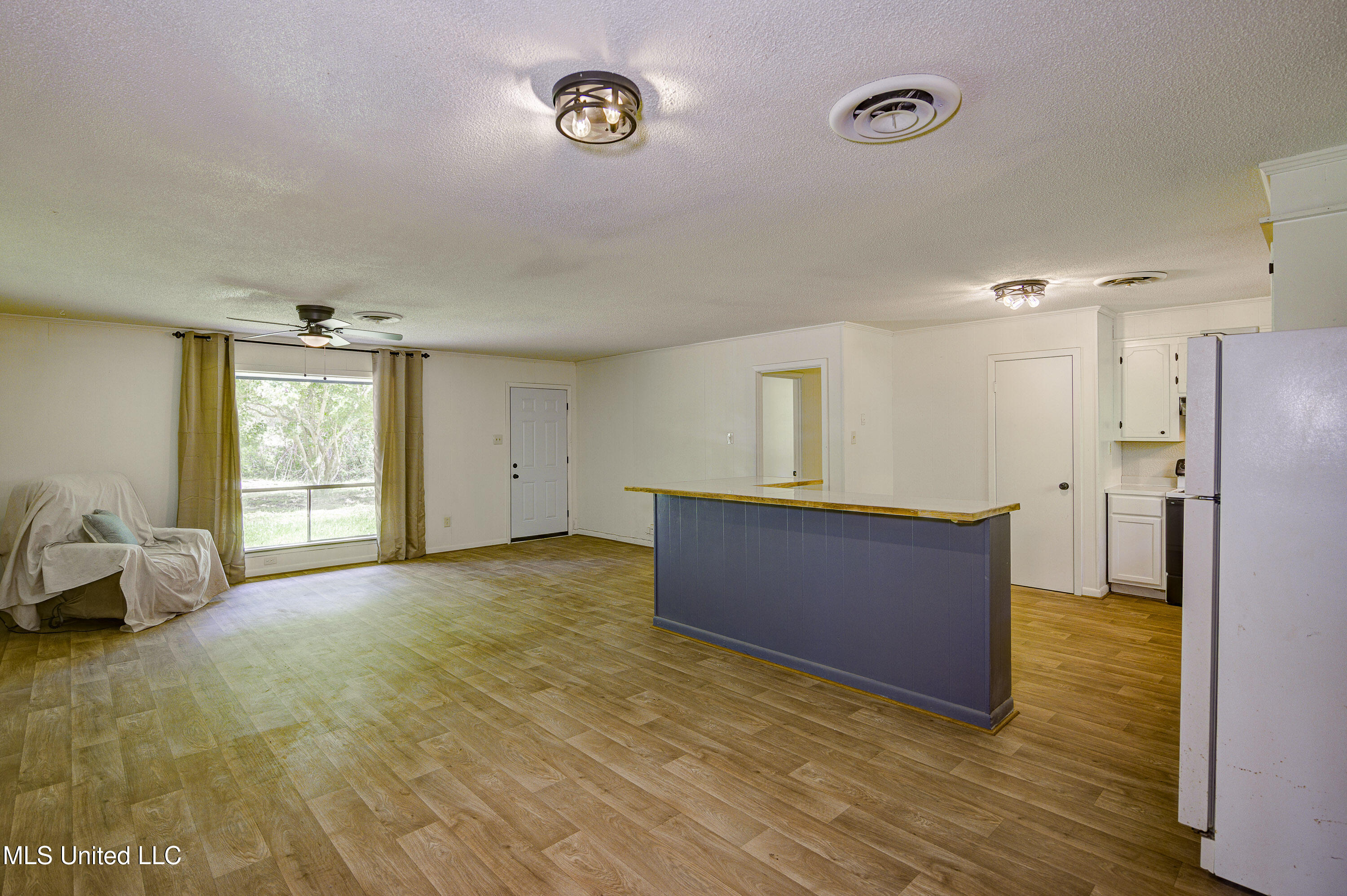 5400 Jeff Davis Road Vicksburg, MS 39180 - Photo 5 of 20 Kitchen 2 and Living Room