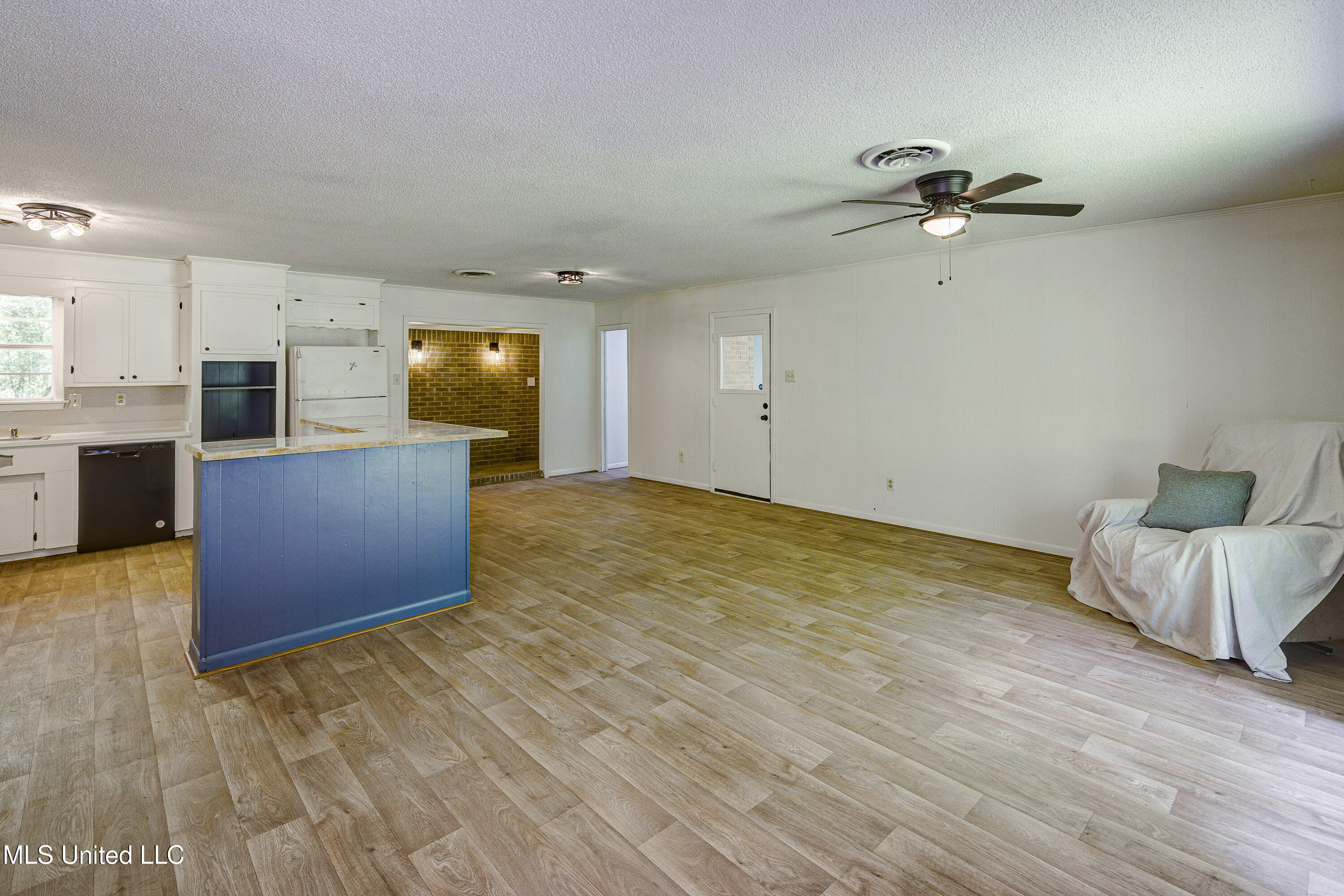 5400 Jeff Davis Road Vicksburg, MS 39180 - Photo 6 of 20 Living Room 2 and Kitchen