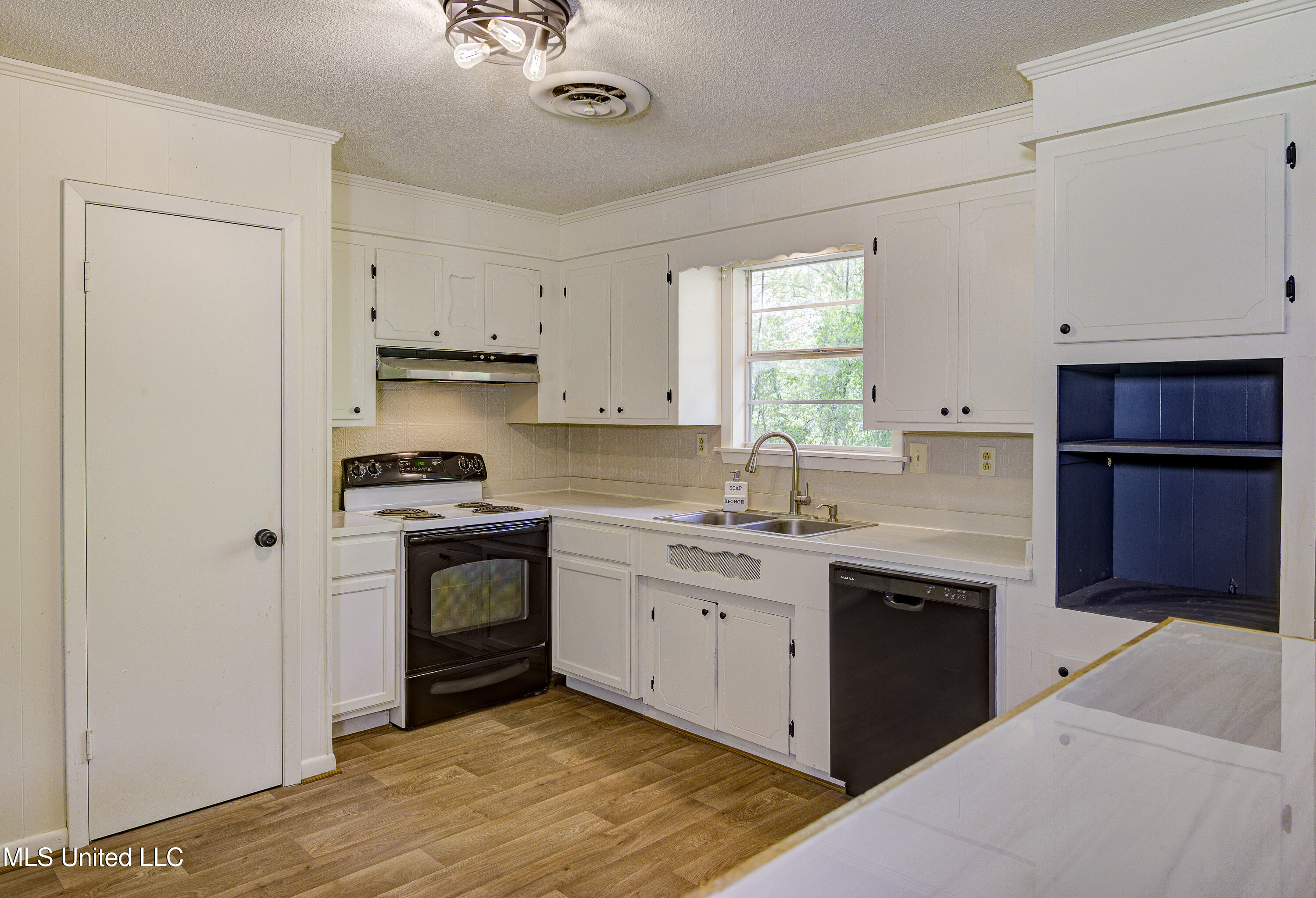 5400 Jeff Davis Road Vicksburg, MS 39180 - Photo 8 of 20 Kitchen 3