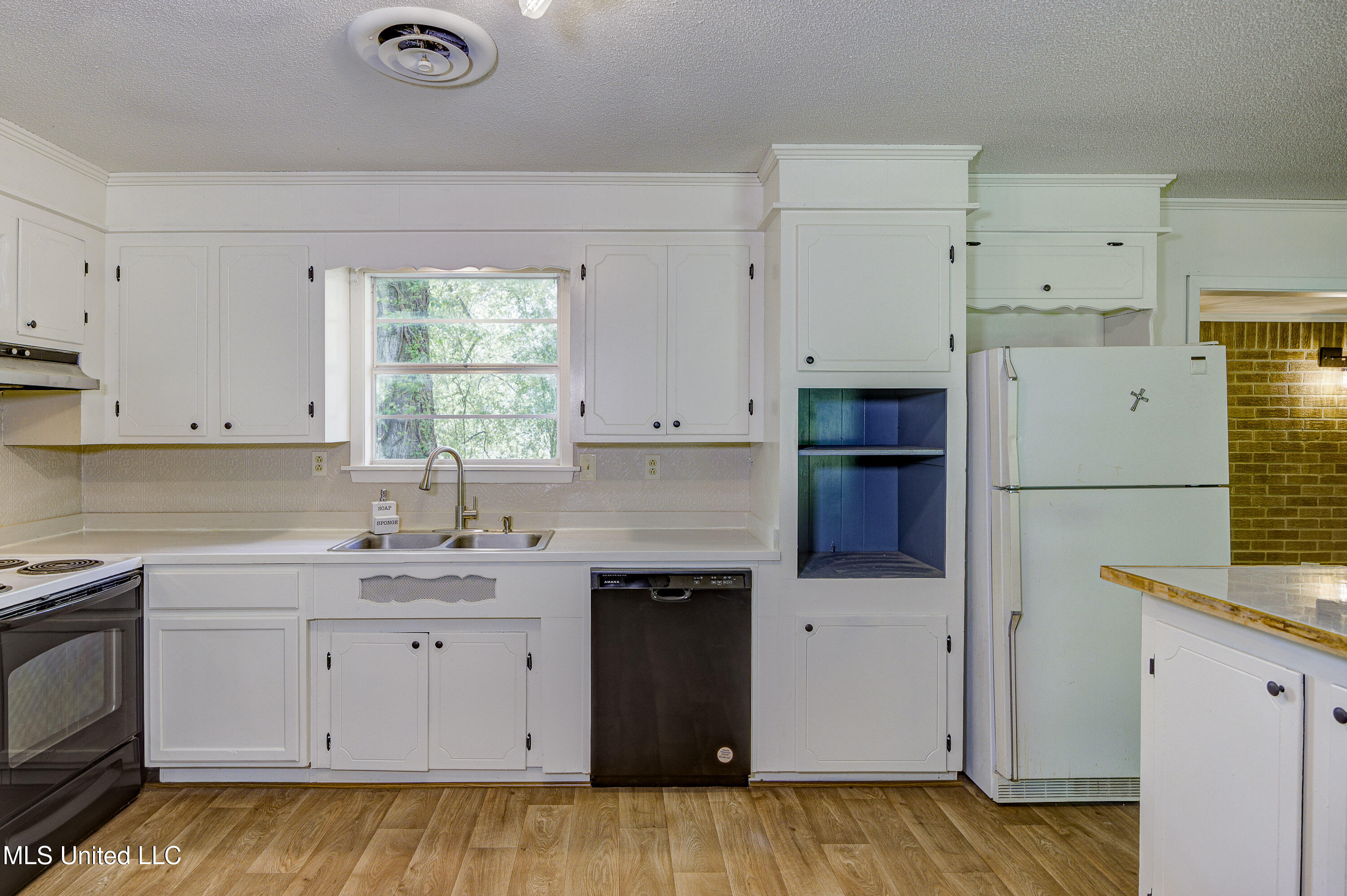 5400 Jeff Davis Road Vicksburg, MS 39180 - Photo 9 of 20 Kitchen 4