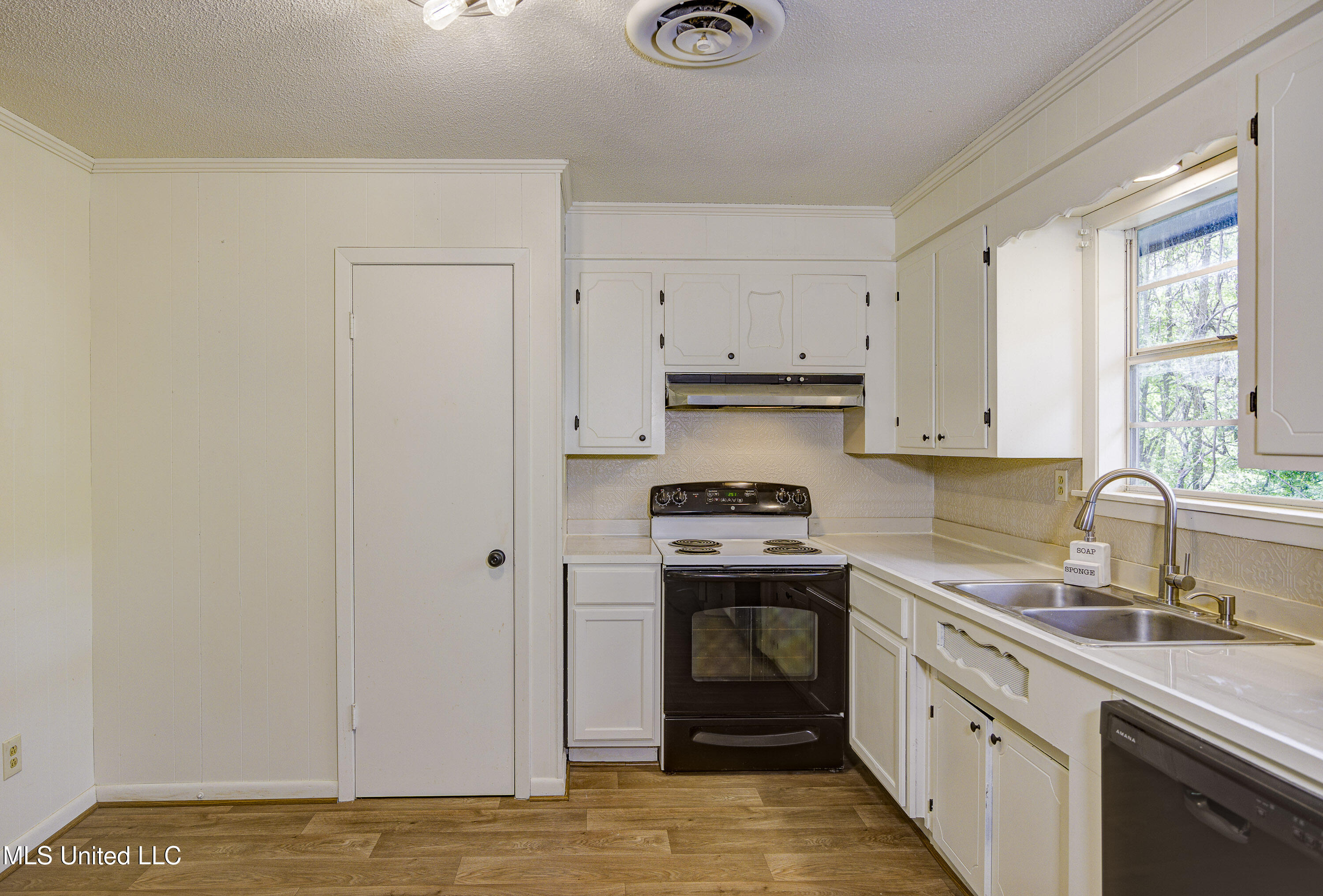 5400 Jeff Davis Road Vicksburg, MS 39180 - Photo 10 of 20 Kitchen 5