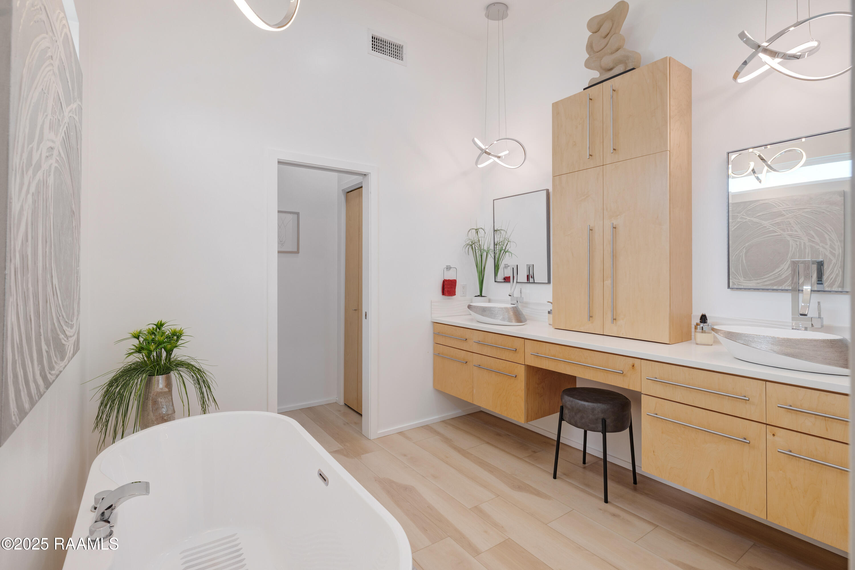 3703 Daspit Road New Iberia, LA 70563 - Photo 23 of 43 Primary Bathroom