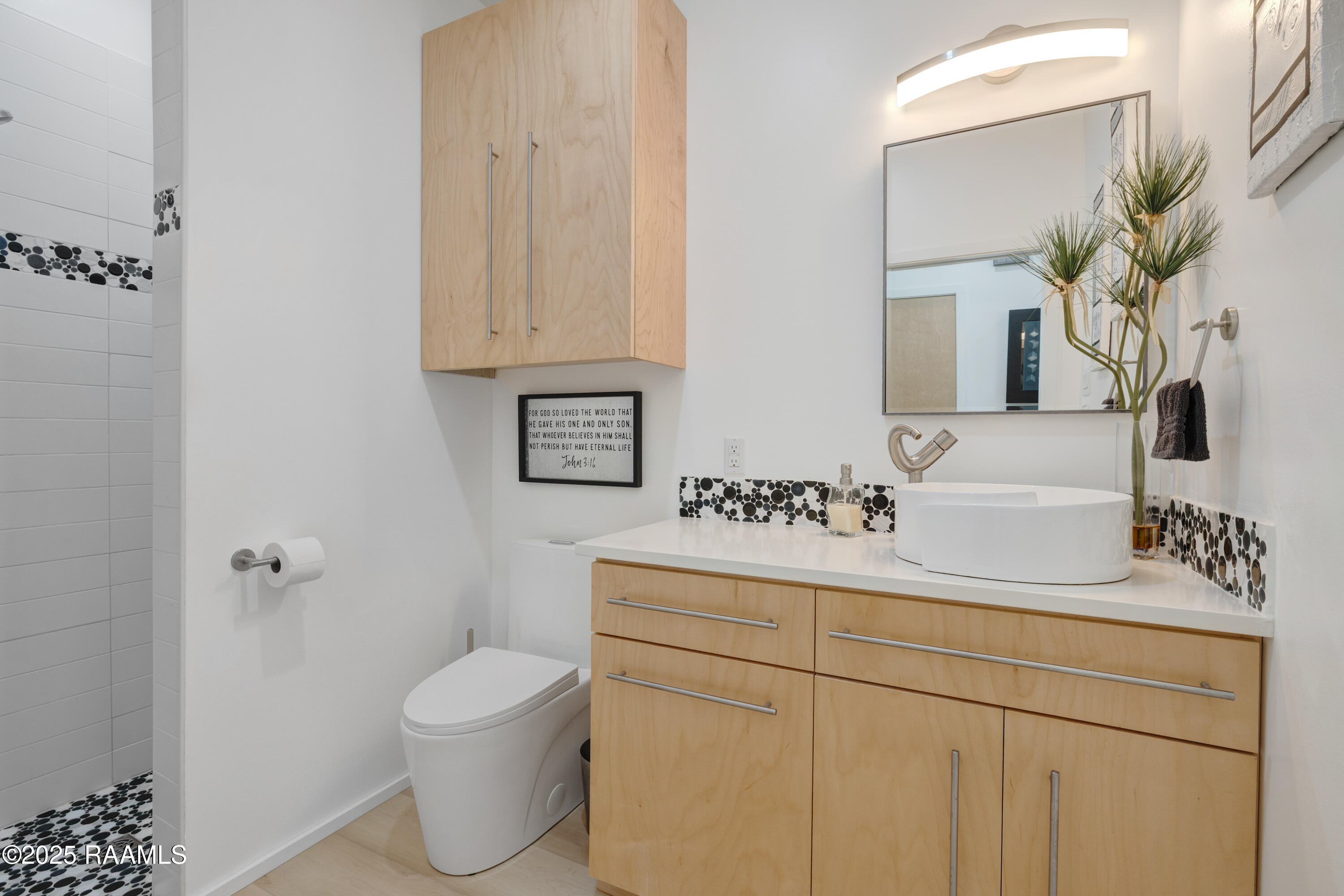 3703 Daspit Road New Iberia, LA 70563 - Photo 26 of 43 Guest Full Bathroom