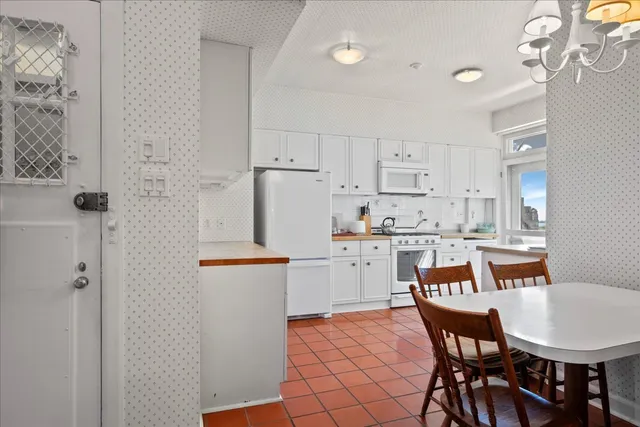 $590,000 | 399 West Fullerton Parkway, Unit 16E, Chicago, IL 60614