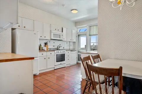 $590,000 | 399 West Fullerton Parkway, Unit 16E, Chicago, IL 60614