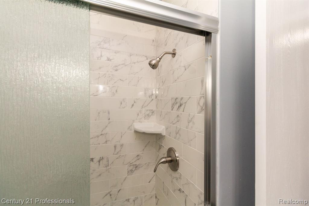2226 Warrington Road Rochester Hills, MI 48307 - Photo 23 of 39