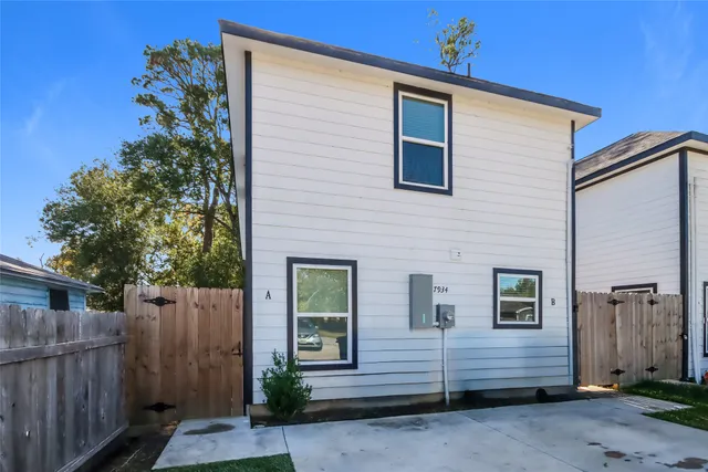 a view of a house with a backyard