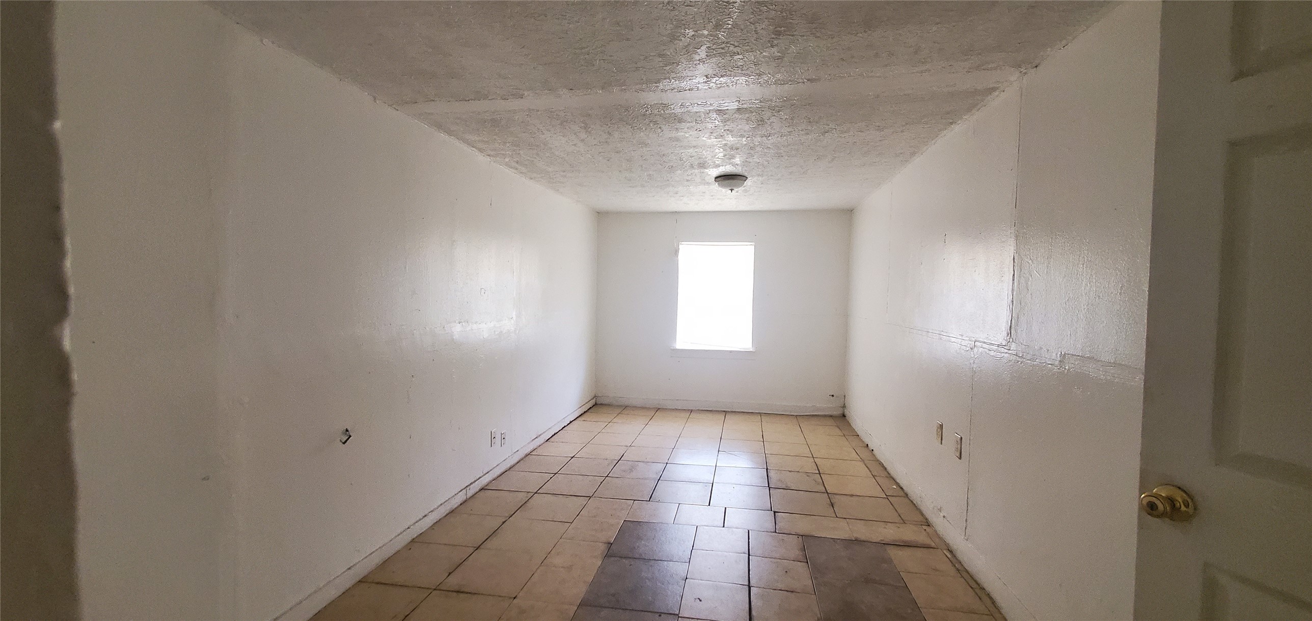 5238 Pershing Street Houston, TX 77033 - Photo 4 of 13 a view of hallway with windows