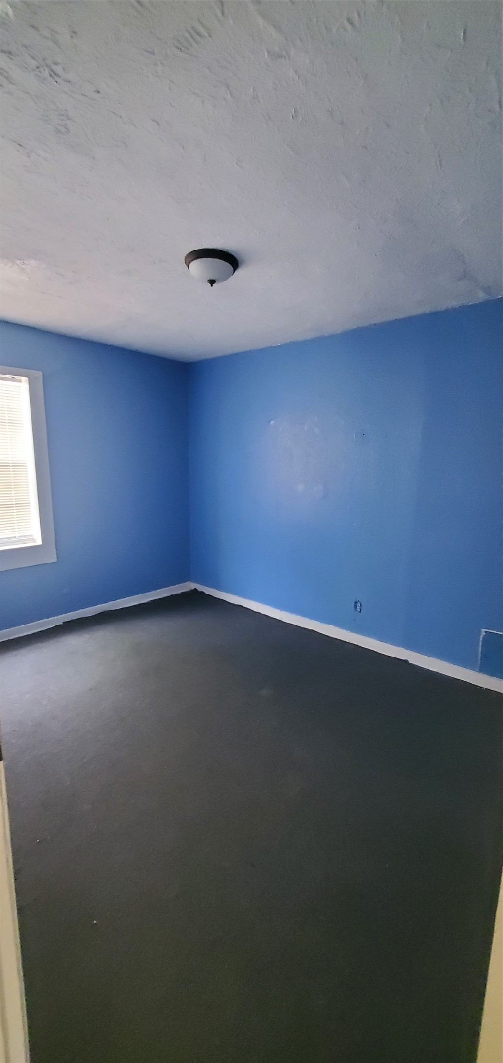 5238 Pershing Street Houston, TX 77033 - Photo 7 of 13 an empty room with a window