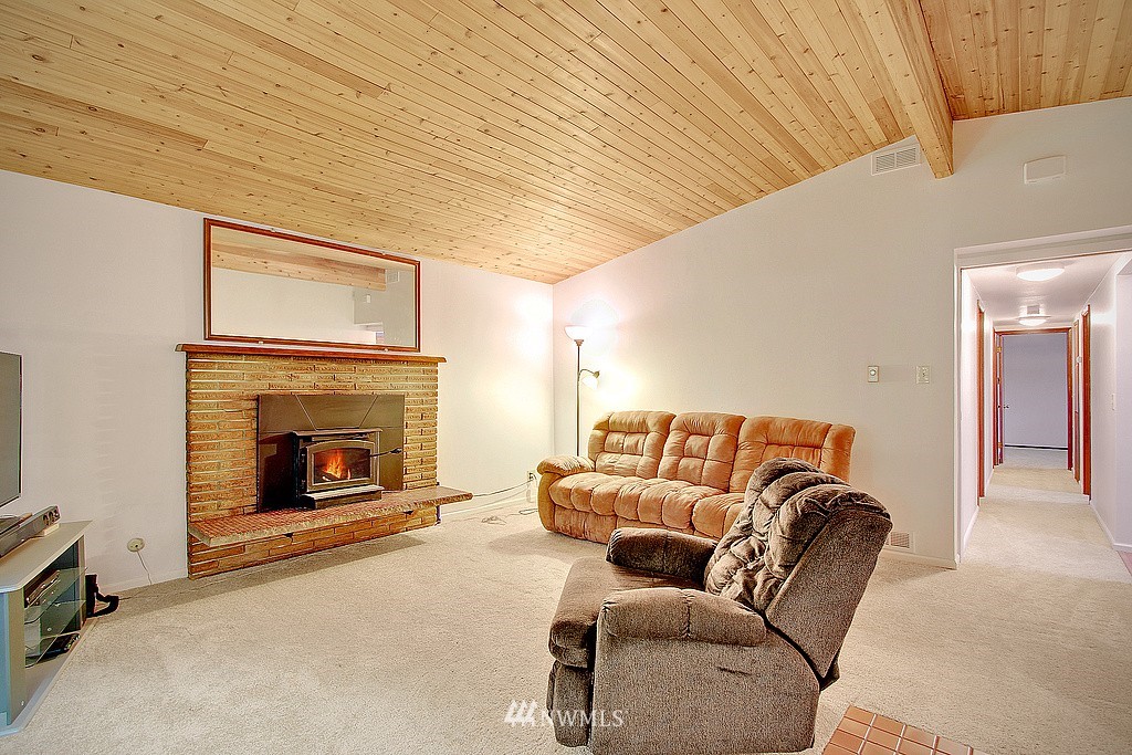 14043 144th Avenue Southeast Renton, WA 98059 - Photo 4 of 17 Gallery Image 4