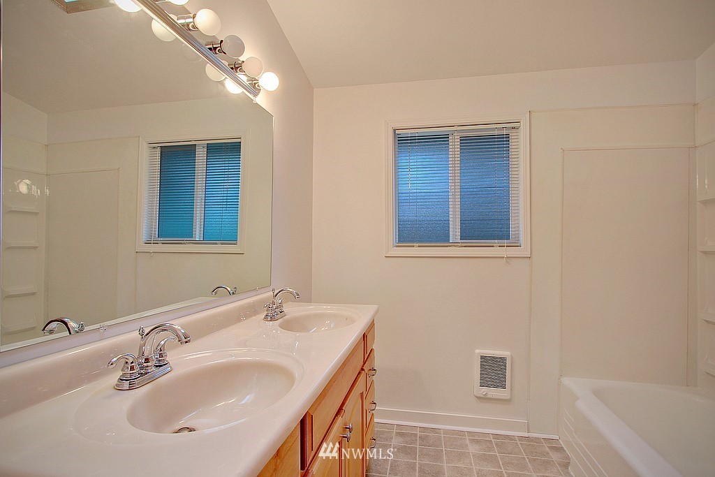 14043 144th Avenue Southeast Renton, WA 98059 - Photo 9 of 17 Gallery Image 9