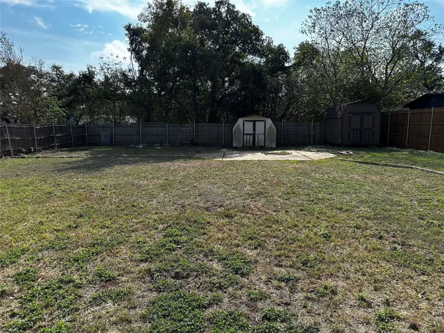a view of a backyard