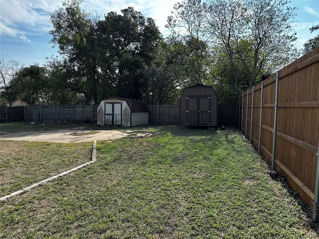a view of a backyard