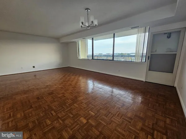 $2,700 | 3709 South George Mason Drive, Unit 710, Falls Church, VA 22041