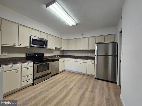 $2,700 | 3709 South George Mason Drive, Unit 710, Falls Church, VA 22041