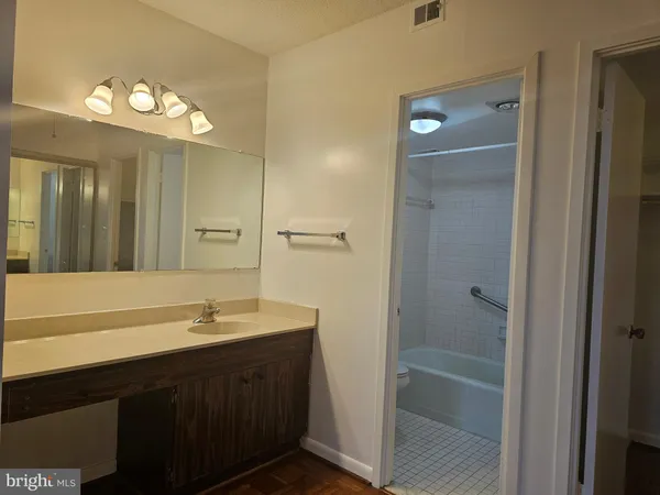 $2,700 | 3709 South George Mason Drive, Unit 710, Falls Church, VA 22041