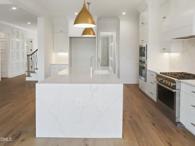 a view of a house with backyard