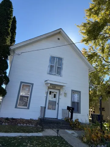 $2,300 | 429 South Street, Unit 1, Elgin, IL 60123