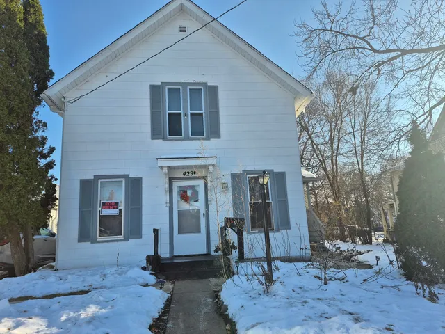 $2,300 | 429 South Street, Unit 1, Elgin, IL 60123