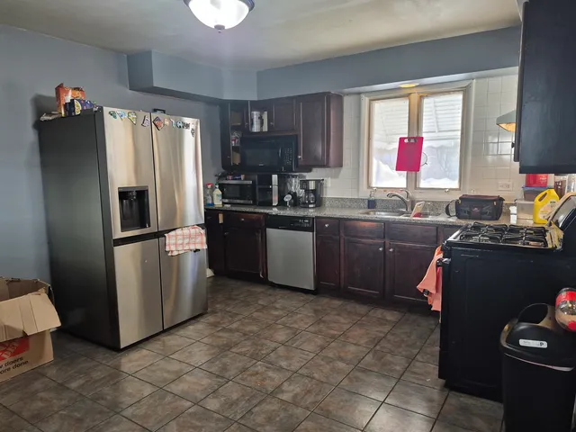 $2,300 | 429 South Street, Unit 1, Elgin, IL 60123