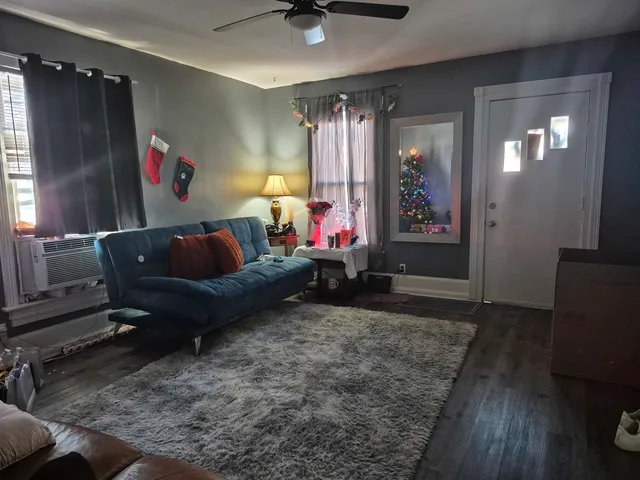 $2,300 | 429 South Street, Unit 1, Elgin, IL 60123